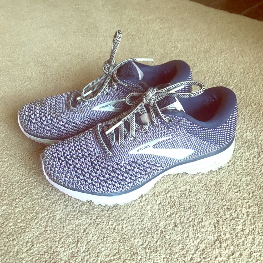 Size 7 brooks run shoes